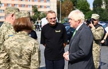 Фото 5: Борис Джонсон приїхав до Львова: найперше вшанував пам’ять захисників на Личаківському цвинтарі (відео)