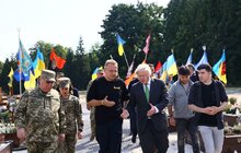 Фото 11: Борис Джонсон приїхав до Львова: найперше вшанував пам’ять захисників на Личаківському цвинтарі (відео)