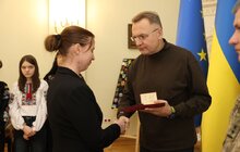 Фото 8: Дев’ятьом родинам полеглих захисників у мерії Львова вручили державні нагороди