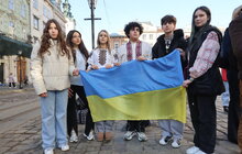 Фото 7: На площі Ринок розгорнули найбільший у Львові прапор України до Дня Державного Гімну (фото/відео)
