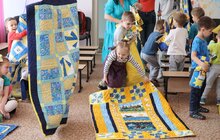 Фото 16: Всесвітньовідома німецька мисткиня передала вихованцям Львівського Центру підтримки дітей авторські патріотичні ковдри