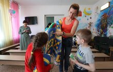 Фото 22: Всесвітньовідома німецька мисткиня передала вихованцям Львівського Центру підтримки дітей авторські патріотичні ковдри
