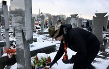 Фото 12: Вифлеємський вогонь миру першими отримали рідні полеглих захисників України на Личаківському цвинтарі