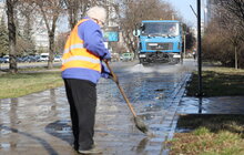 Фото 3: Після зими з вулиць Львова щодня вивозять по кілька машин піску: прибирання триватиме ще кілька тижнів (відео)