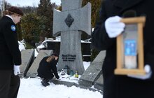 Фото 14: Вифлеємський вогонь миру першими отримали рідні полеглих захисників України на Личаківському цвинтарі