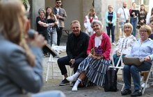 Фото 10: У дворику Ратуші відбулась тепла зустріч з Почесним громадянином Львова Мирославом Мариновичем, яку модерувала Емма Антонюк