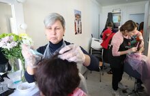 Фото 2: Турбота і краса: для мешканців модульного містечка на Сихові діє безкоштовна перукарня (відео)