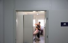 Фото 6: Турбота і краса: для мешканців модульного містечка на Сихові діє безкоштовна перукарня (відео)