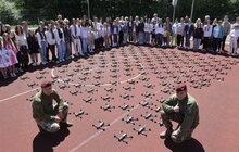 Фото 1: За кошти, зібрані на шкільних ярмарках, купили 154 FPV-дрони (відео)