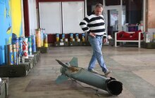 Фото 22: У Центрі Довженка відкрилась виставка розмальованих військових артефактів: відбудеться аукціон