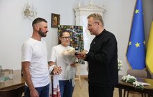 Фото 7: Переживши обстріл, пара вирішила заручитись у Ратуші (відео)