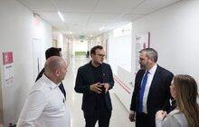 Фото 3: Підсвічує пухлини іншим кольором: львівська лікарня отримала перший в Україні мікроскоп для операцій