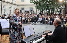 Фото 7: Ніно Катамадзе дала безкоштовний концерт для поранених військових у дворику львівської Ратуші (фото/​відео)