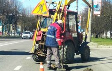 Фото 6: У Львові очистили близько 9 тисяч дощоприймачів: з них витягували не лише пісок, а й пляшки, пластиковий посуд та навіть айфон