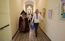 Фото 13: Впродовж дня охочі можуть набрати свяченої води з резервуару на площі Ринок