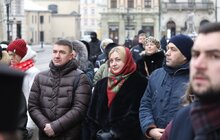 Фото 23: Впродовж дня охочі можуть набрати свяченої води з резервуару на площі Ринок