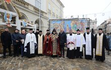 Фото 29: Впродовж дня охочі можуть набрати свяченої води з резервуару на площі Ринок