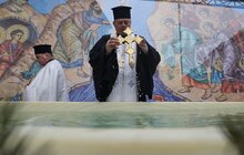 Фото 30: Впродовж дня охочі можуть набрати свяченої води з резервуару на площі Ринок