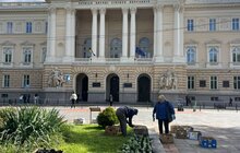 Фото 2: Клумбу перед головним корпусом ЛНУ ім. І.Франка засадили рослинами, що утворять квітучий килим: цього року висадили 1500 алісумів
