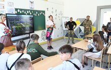 Фото 1: Перший урок у школах Львова проводили ветерани, волонтери та громадські активісти (відео)
