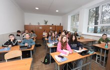 Фото 1: За шкільні парти повернулися учні ліцею №5, що постраждав від російських обстрілів 4 вересня