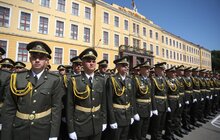 Фото 2: Вітаючи випускників Академії сухопутних військ, Андрій Садовий запропонував вже впровадити стандарти НАТО в Україні