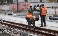 Фото 2: ІІ етап ремонту вул. Шевченка: підрядник стелить бруківку і облаштовує хідники