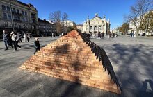 Фото 2: На площі перед Оперним театром з’явився мистецький об'єкт «Говерла»