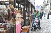 Фото 2: Ікони, шеврони, прикраси, делікатеси з м'яса: сьогодні у Львові стартував Ветеранський ярмарок (відео)
