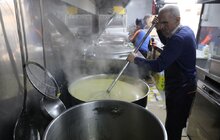 Фото 2: Біля університету ветеринарної медицини працює мобільна кухня для вимушено переміщених українців