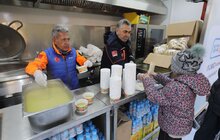 Фото 7: Біля університету ветеринарної медицини працює мобільна кухня для вимушено переміщених українців