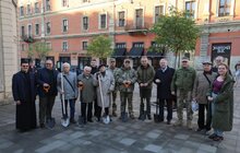 Фото 11: Замість поваленої буревієм тополі – 7 робіній: на площі Катедральній висадили нові дерева