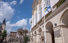 Фото 3: Біля львівської Ратуші на флагштоку вивісили прапор військово-морських сил