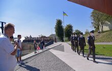 Фото 11: На Меморіалі Героїв Небесної Сотні курсанти Ліцею Героїв Крут урочисто підняли національний стяг