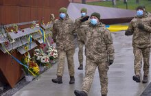 Фото 2: На Меморіалі пам’яті Героїв Небесної Сотні традиційно підняли синьо-жовтий стяг