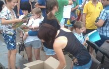 Фото 4: Львівські активісти передали мешканцям Слов’янська 400 українських книг