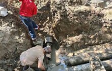 Фото 2: На вул. Коновальця, 103 і вул. Багряного, 49 проводять заміну аварійних ділянок мережі