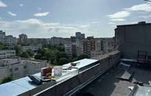 Фото 5: У будинку на вул. Хоткевича, 56, який найбільше постраждав від ракетного обстрілу, відремонтували дах, вікна і монтують ліфти