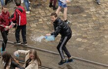 Фото 19: У Львові на пл Ринок триває «Поливаний понеділок»