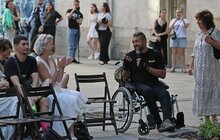 Фото 4: Пʼєса, написана воїном, та картина, намальована кріслом колісним: як арттерапія допомагає ветеранам відновлюватись після травм війни (відео)