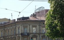 Фото 1: Металева конструкція на «Гранд Готелі» встановлена самовільно: власнику надіслано лист щодо демонтажу