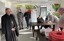 Фото 5: Архієпископ Мечислав Мокшицький відвідав найбільше модульне містечко та поспілкувався з його мешканцями