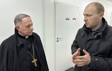 Фото 7: Архієпископ Мечислав Мокшицький відвідав найбільше модульне містечко та поспілкувався з його мешканцями