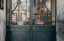 Фото 4: На ній залишилися сліди від бомби: реставратори відновили історичну браму на вул. Чернігівській