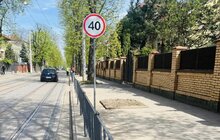 Фото 4: Цьогоріч пішохідне огородження у Львові фарбують у сірий колір: у всіх районах міста триває весняне прибирання