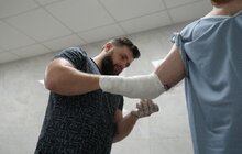 Фото 2: В центрі НЕЗЛАМНІ вставили 25-й біонічний протез руки: штучну кінцівку отримав 42-річний захисник