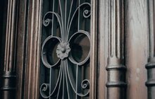 Фото 2: У будинку на вул. Грушевського відновили дубову браму