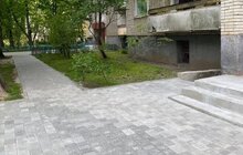 Фото 4: На вул. Тролейбусній облаштували доступність прибудинкової території біля будинку, де проживає дитина на кріслі колісному