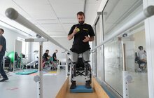 Фото 5: У центрі UNBROKEN 41-річному захиснику встановили протези ніг із електронними колінами