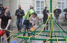 Фото 10: У Львові на пл. Ринок триває «Обливаний понеділок»